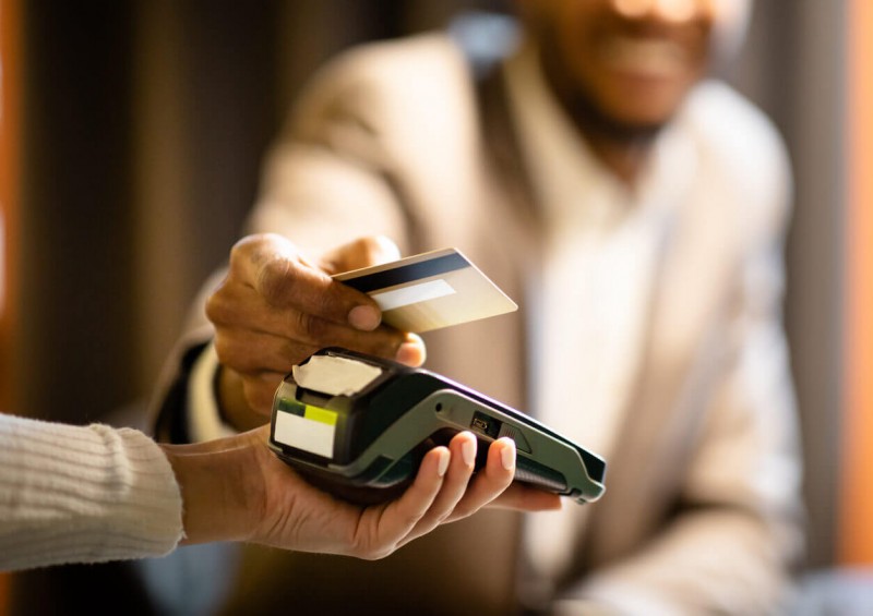 A man scanning his credit card on payment machine