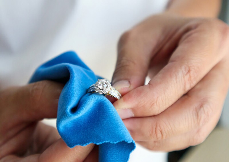 Polishing a diamond ring